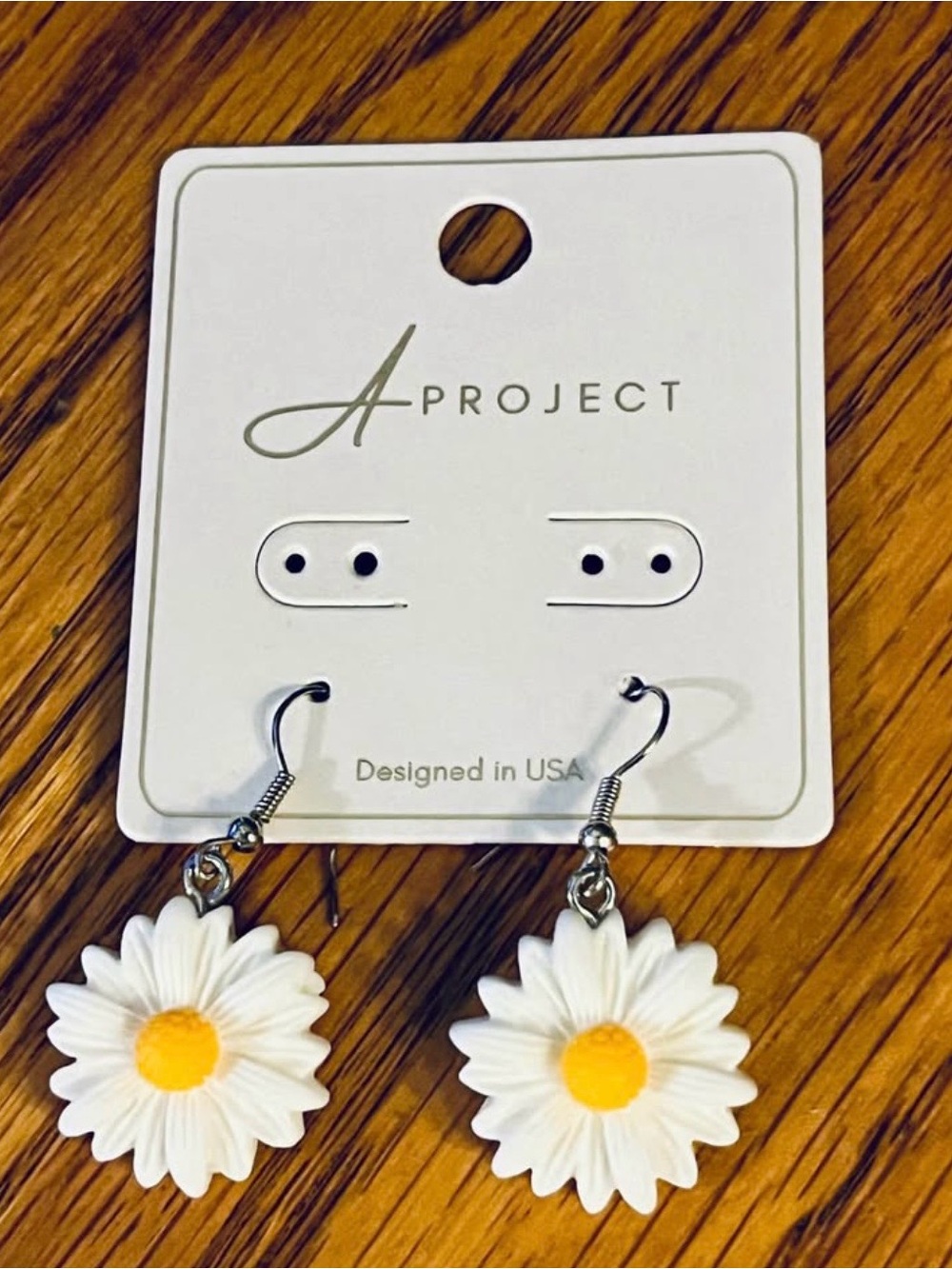 Pretty White Daisy Flower Dangle Earrings-New w/ Tags